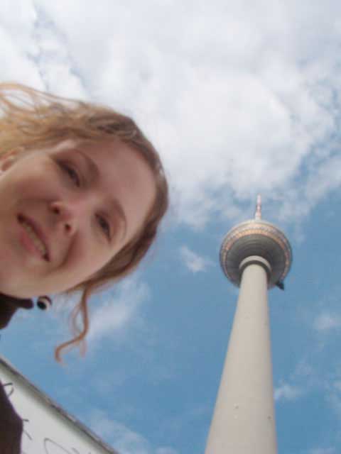 Pili con la torre de las telecomunicaciones (Fernsehturm)