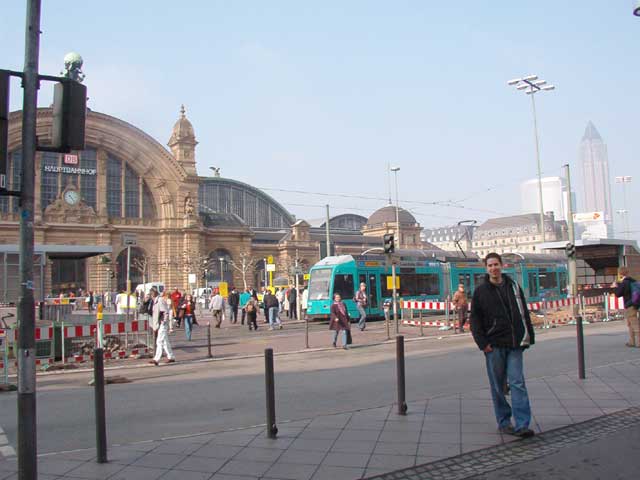 Frente a la estación de tren
