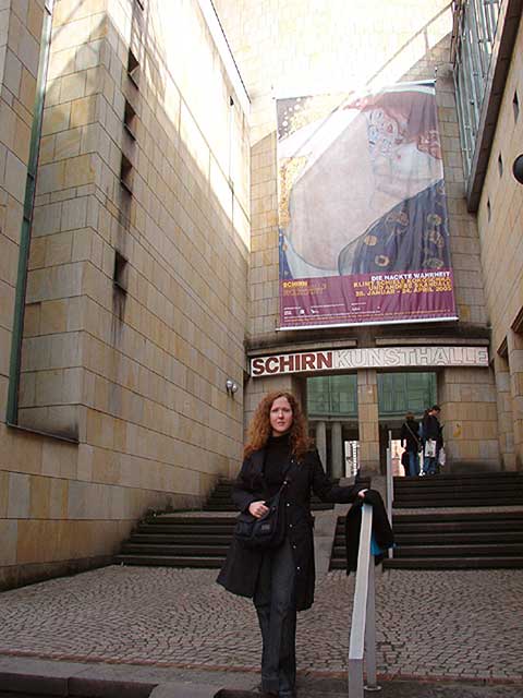 Frente al museo Schirn Kunsthalle