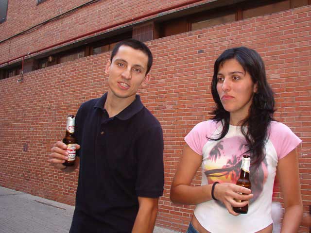 Jose y Nuria tomando un botijo