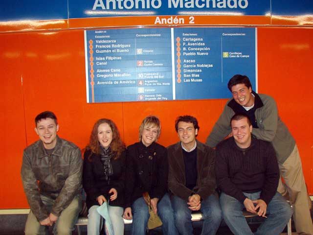En la estación de metro Antonio Machado