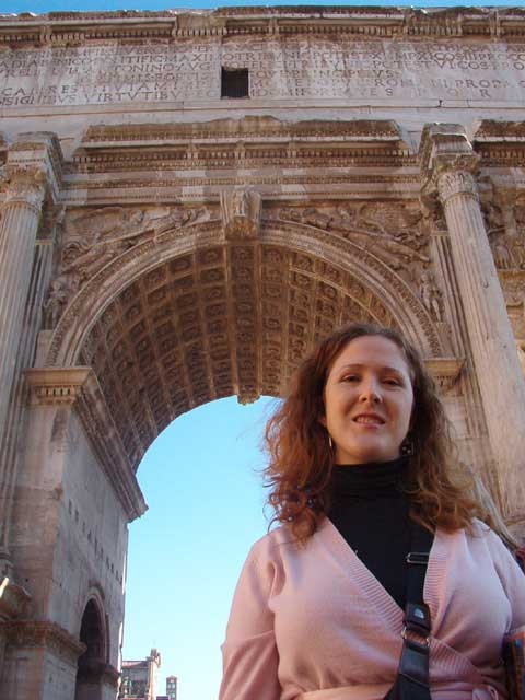 Pili frente al Arco de Septimio Severo