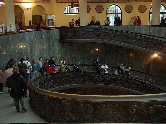 Pili en la escalera eliptica del museo del Vaticano