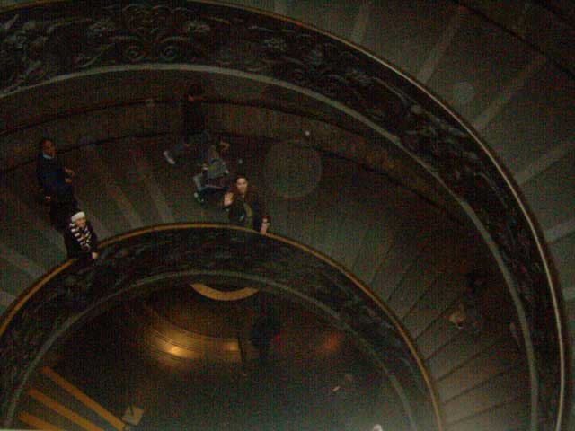 Fer en la escalera eliptica del museo del Vaticano