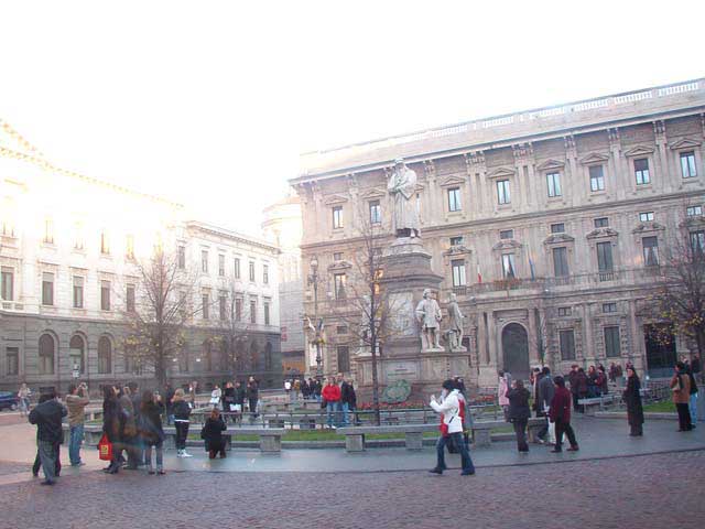 Piazza Scala. Estatua de Leonardo da Vinci