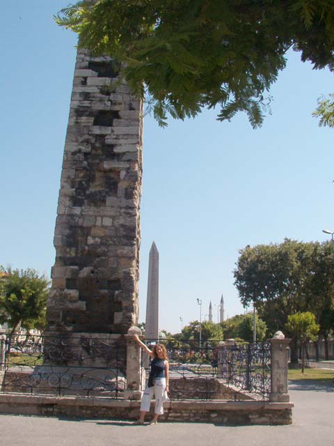 Columna de Cantería y detrás Obelisco Egipcio (de Teodosio I)