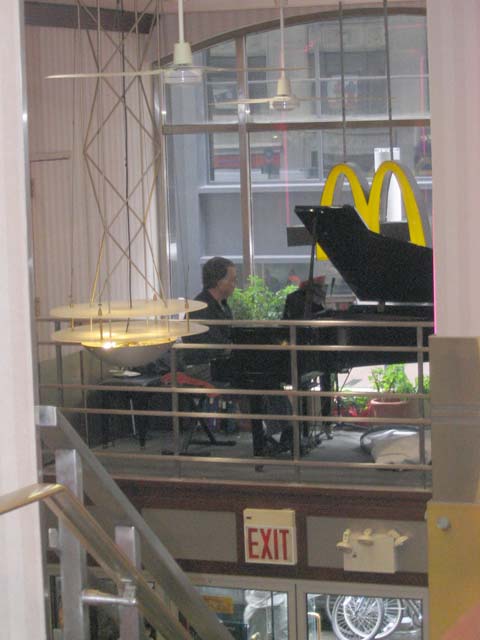 McDonalds con piano en Broadway con Wall Street