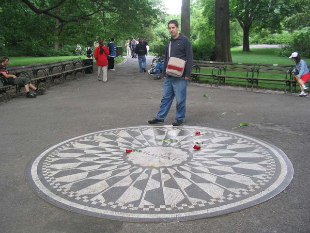 Strawberry Fields: Memorial de John Lennon en Central Park con la 72