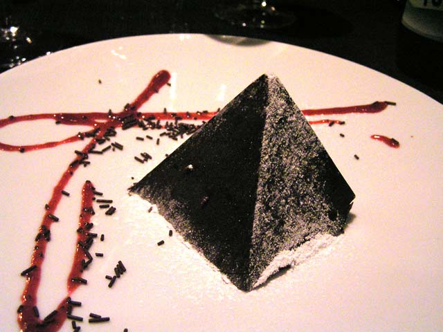 Postre, pirámide de chocolate
