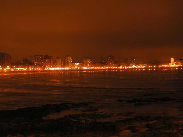 Playa de Gijón por la noche