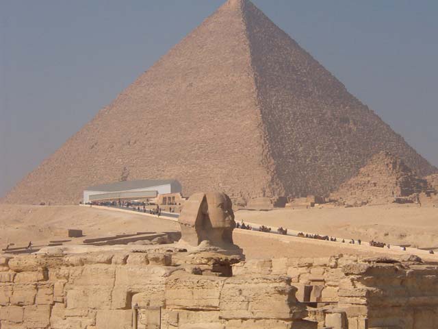 Esfinge de Kefren y pirámide de Kefren al fondo