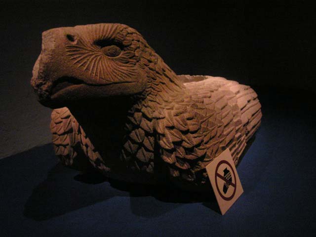 Museo del templo Mayor. Águila con recipiente