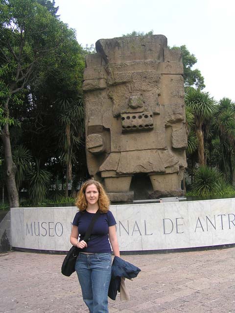 Estatua de Tláloc, dios de la lluvia, entrada al museo de antropología
