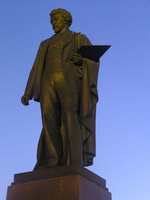 Estatua en la plaza Pushkinskaya