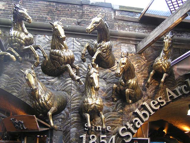 Estatuas de caballos en Camden Town