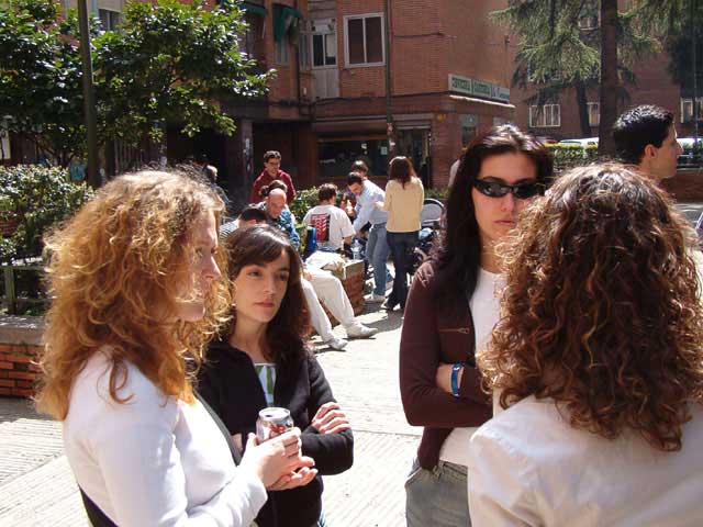 Pili, María y Nuria frente a la bodega