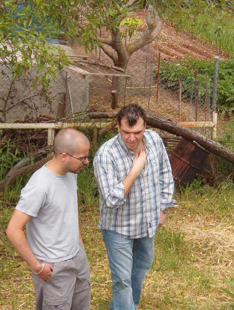Alfredo y Pedro buscando el huerto