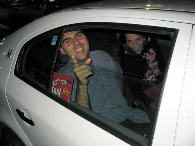Jano y Susana en taxi