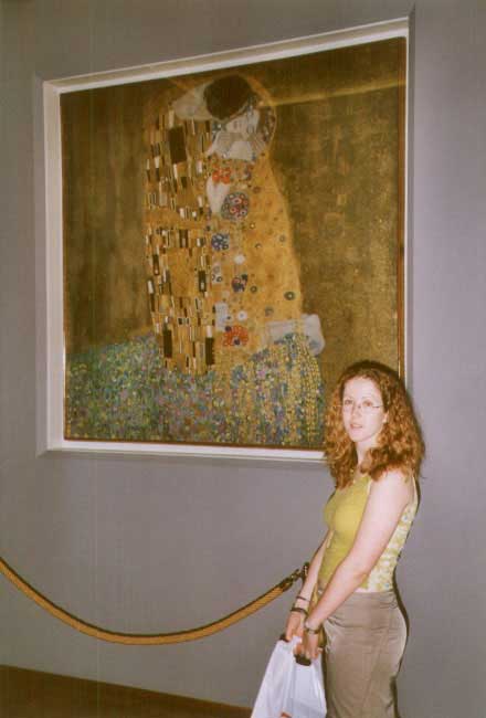 Pili y cuadro El beso de Gustav Klimt