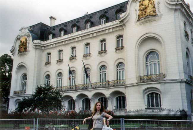 Pili frente a embajada francesa