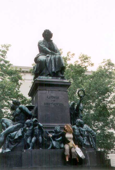 Pili en estatua de Beethoven