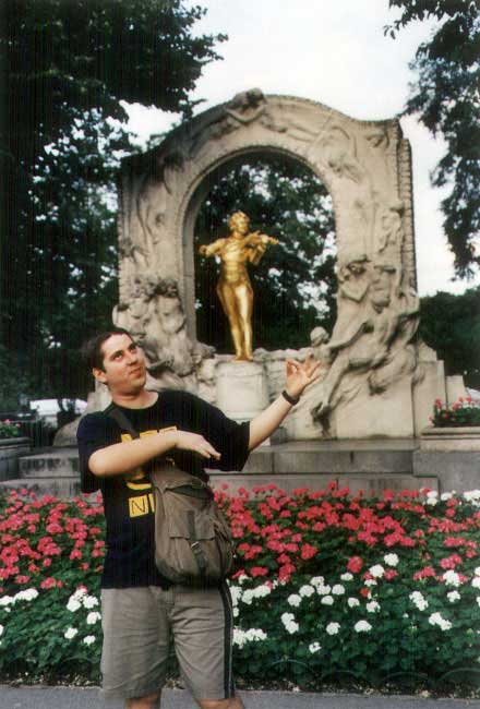 Fer frente a estatua de Johann Strauss