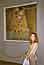 Pili y cuadro El beso de Gustav Klimt