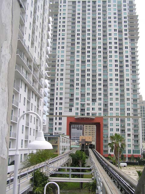 Metro que atraviesa un edificio