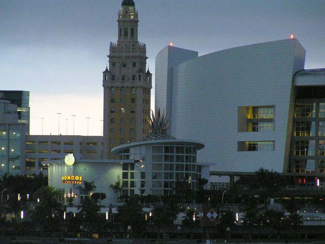 American Airlines Arena, Freedom Tower y Restaurante cubano Bongos de Gloria Stefan