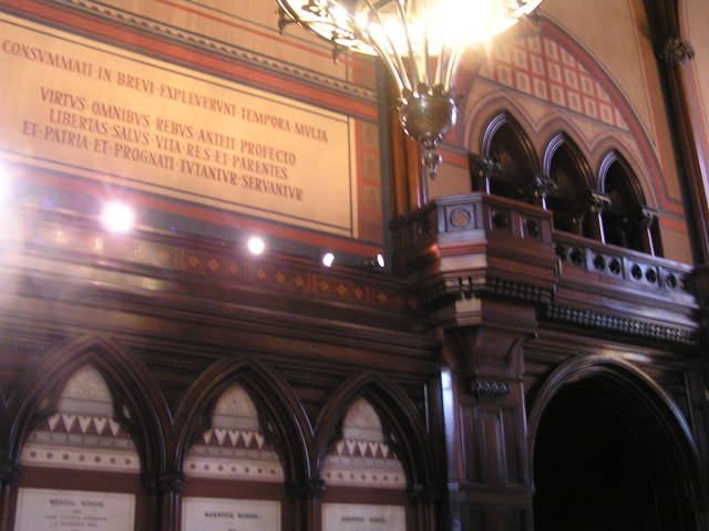 Dentro del Memorial Hall Harvard